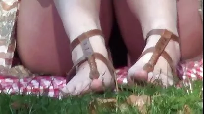 Segretario dà il capo un lavoro nella sala riunioni, nascosto sotto completo xnxx il tavolo