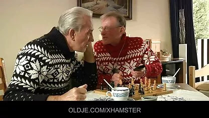 Il dottor Frau in video porno intero età avanzata dà al paziente