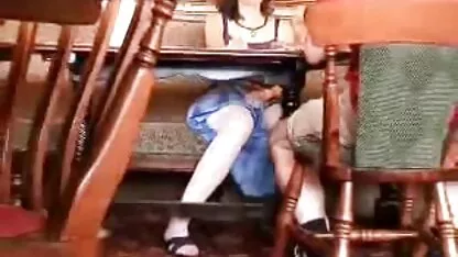 Un uomo ricco tenta i figli di giovani donne con i soldi e fare films completi porno sesso con loro