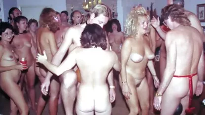 Una donna in grado di condividere film xxx completo la figa pelosa a due uomini