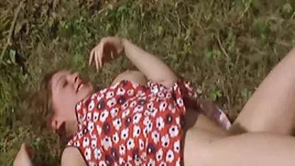 Vergine in abiti in lattice incesti italiani completi seduto nella vagina tizio