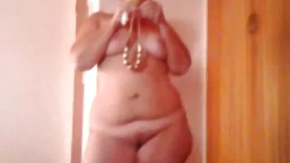 Ragazza riprese porno con video sex completo un uomo nero sulla macchina fotografica