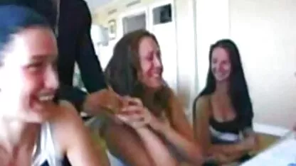 Giocare il piano xxx completi e masturbarsi a schizzo