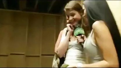 Ragazza prendendo selfie sarà incesti italiani completi incasinato da una folla di uomini