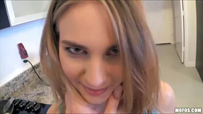 Grande film porno completi con trama labbra appendere sulla parte superiore enorme vibratore