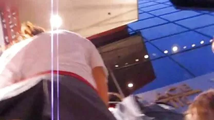 La ragazza si siede figa su una xxx completi roccia e posa per un uomo