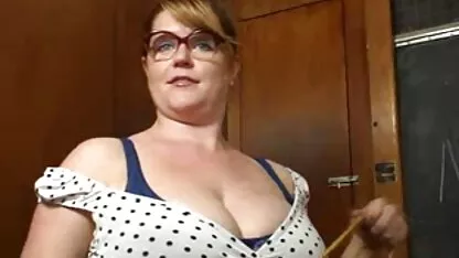 Lubrificare il corpo del cliente con olio e la spugna video hard completi con sperma