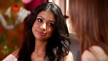 Ragazza timida davanti alla telecamera spogliata in una strada film pornocompleti affollata