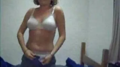 Una donna incinta stava mettendo lo schiavo film porno interi gratis all'interno della gabbia e gocciolava cera calda sul suo corpo