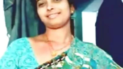 Mentre donne mature film completo sua moglie dormiva nelle vicinanze, suo marito abbracciò il suo fidanzato in una macchina