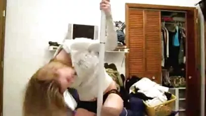 Zia grasso seduto sulla parte superiore del ravanello suo marito sulla siti film porno completi spiaggia