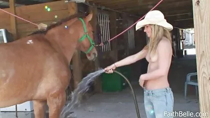 Mentre papà sta guardando il you porn film completi calcio, sua figlia bramano accanto al suo amante