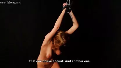 Una guardia del corpo guardando il suo film porno completi tedeschi capo cazzo ragazza